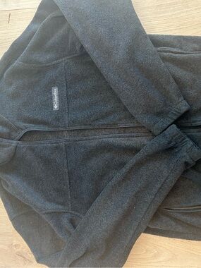 Columbia Men’s Dark Gray Zip-Up Fleece with Light Blue Accent